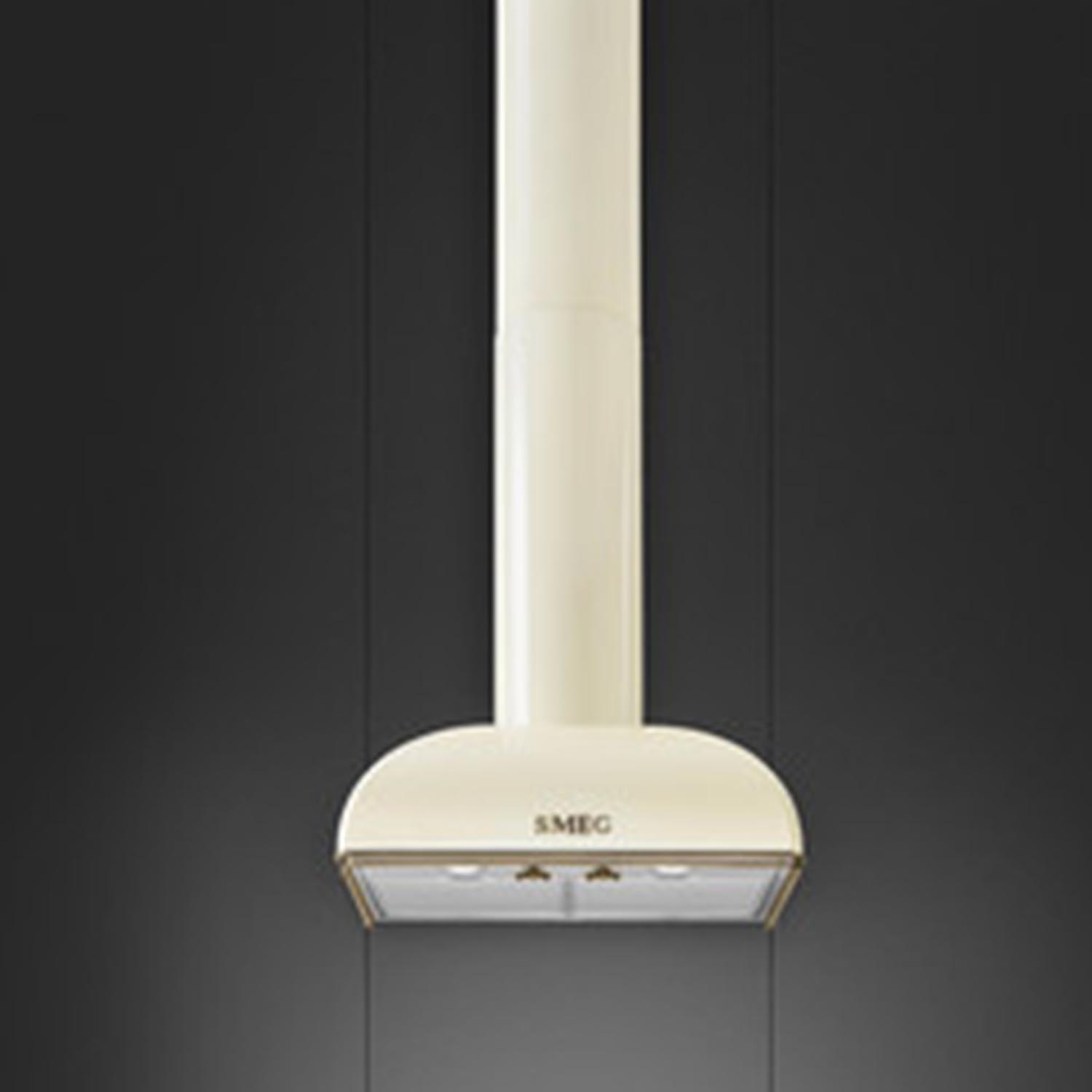 Una cappa color crema appesa al soffitto. Ha un design curvo e il marchio SMEG.