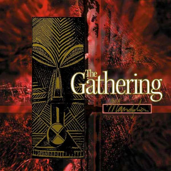 Albumhoes met zwart en goud abstract ontwerp. The Gathering in witte tekst, rode achtergrond.