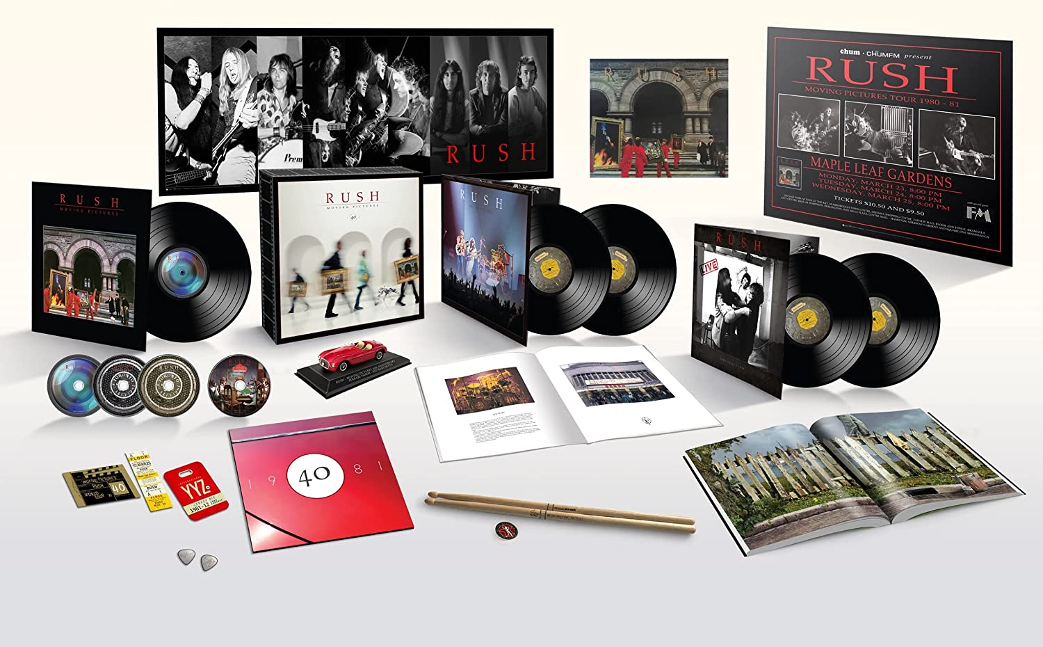 Rush 'Moving Pictures' albumának box szettje. Különböző bakelit lemezek, CD-k és emléktárgyak.