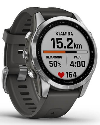 Smartwatch Garmin. Affiche l'heure, la fréquence cardiaque et la distance. Bracelet gris et boîtier argenté.