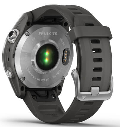 Une montre intelligente Garmin Fenix 7S, bracelet gris, dos montrant les capteurs et les détails.