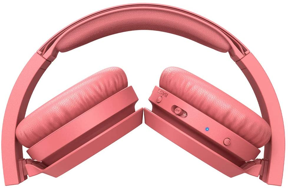 Opgevouwen roze koptelefoon. Oorschelpen wijzen naar elkaar.