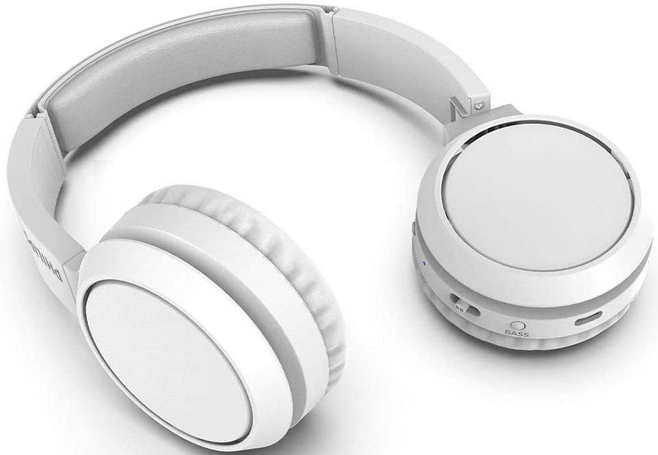 Casque Philips blanc plié sur une surface blanche.