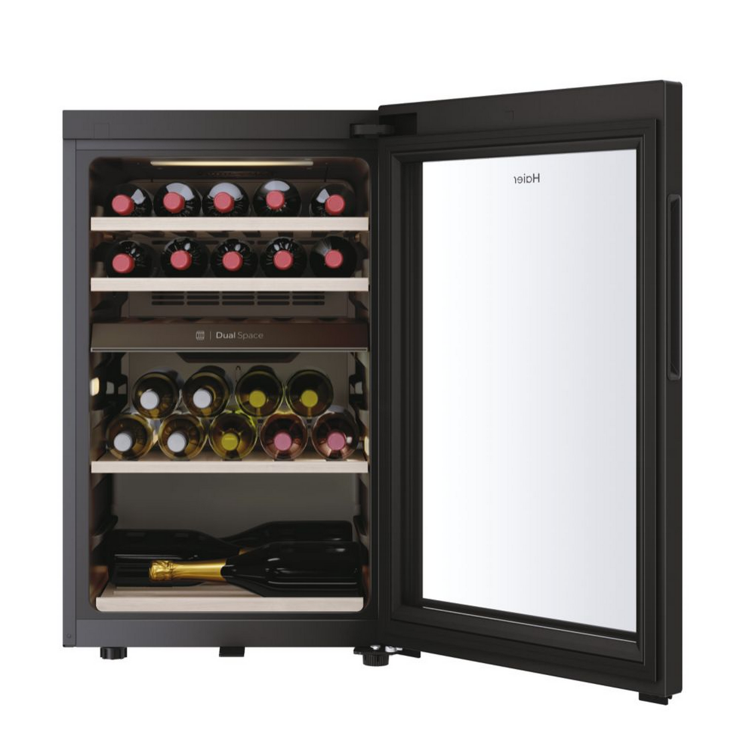 Una vinoteca negra con la puerta abierta, mostrando botellas de vino en estantes.