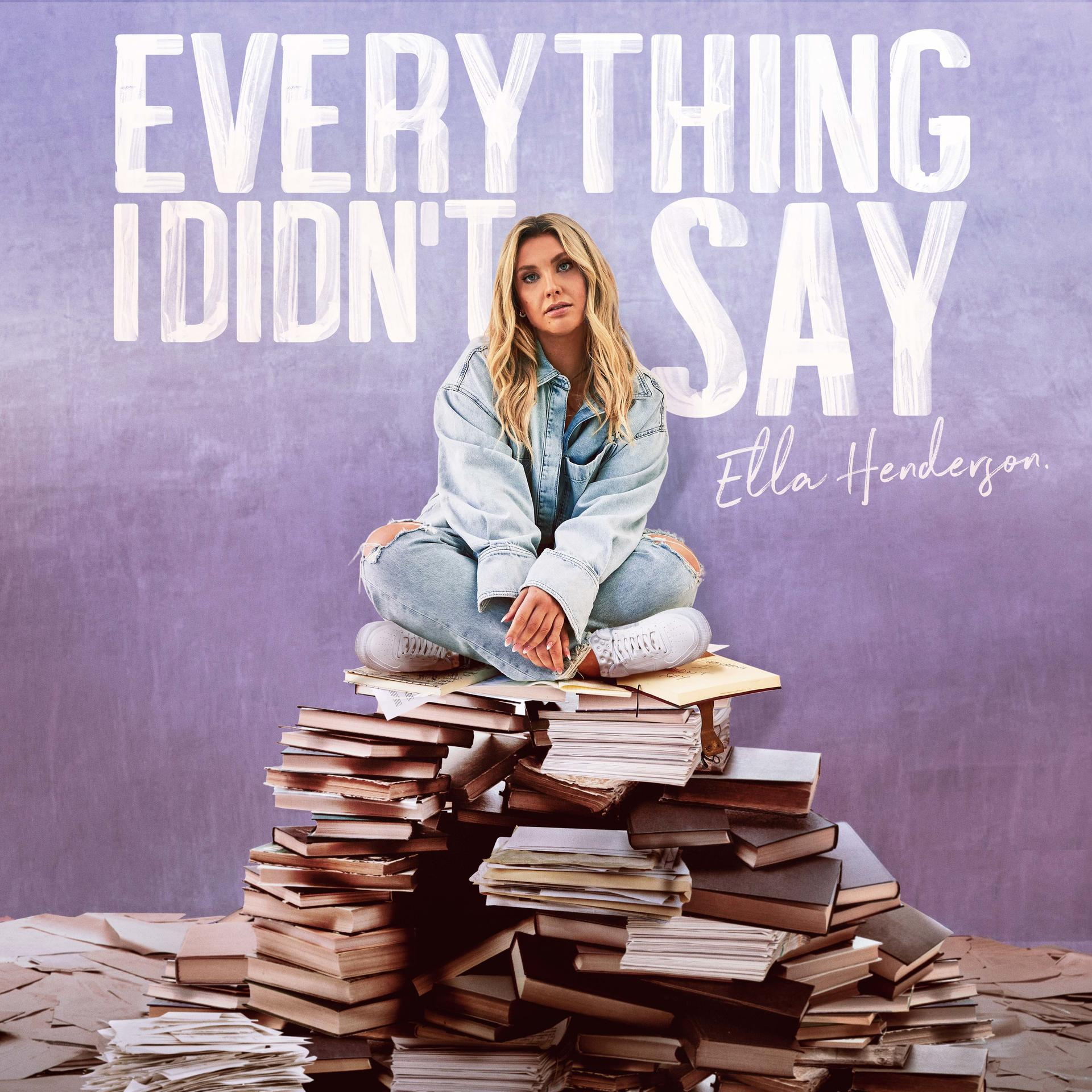 Album borító Ella Hendersonnal könyveken ülve. Fehér 'Everything I Didn't Say' felirat felül.