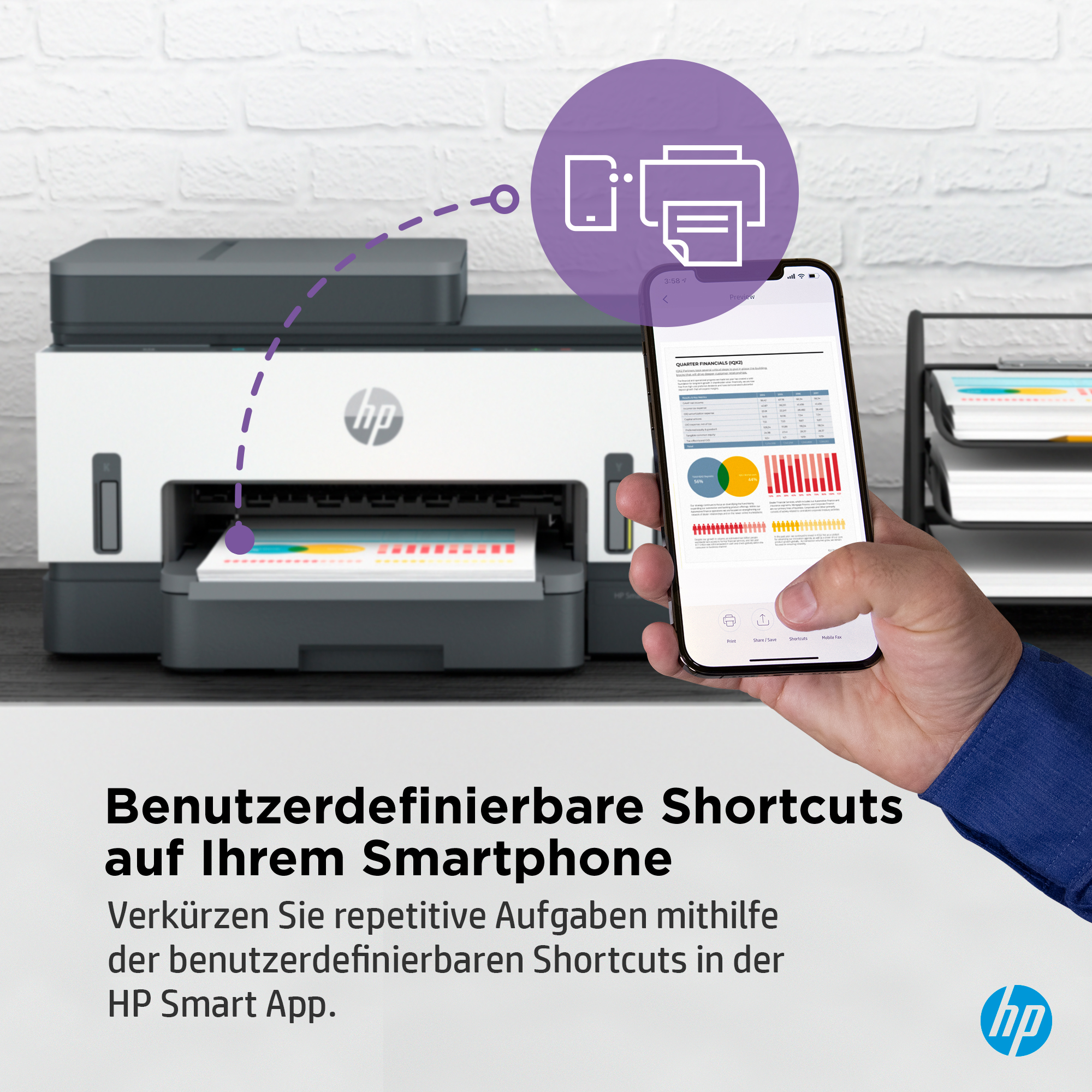 Eine Person hält ein Telefon mit einem Diagramm, gedruckt von einem HP-Drucker. Text: Benutzerdefinierte Verknüpfungen.