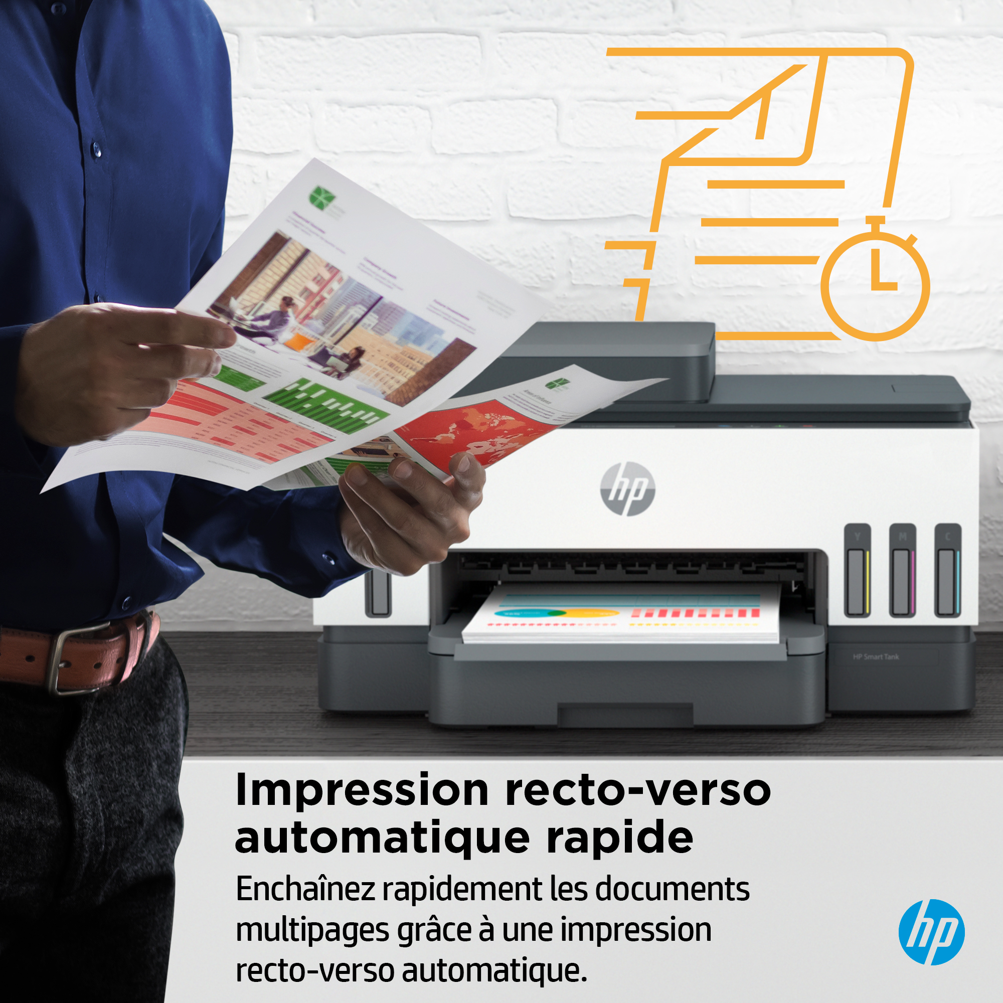 Mann druckt Dokumente mit einem HP Smart Tank Drucker. Text: Automatischer Druck.