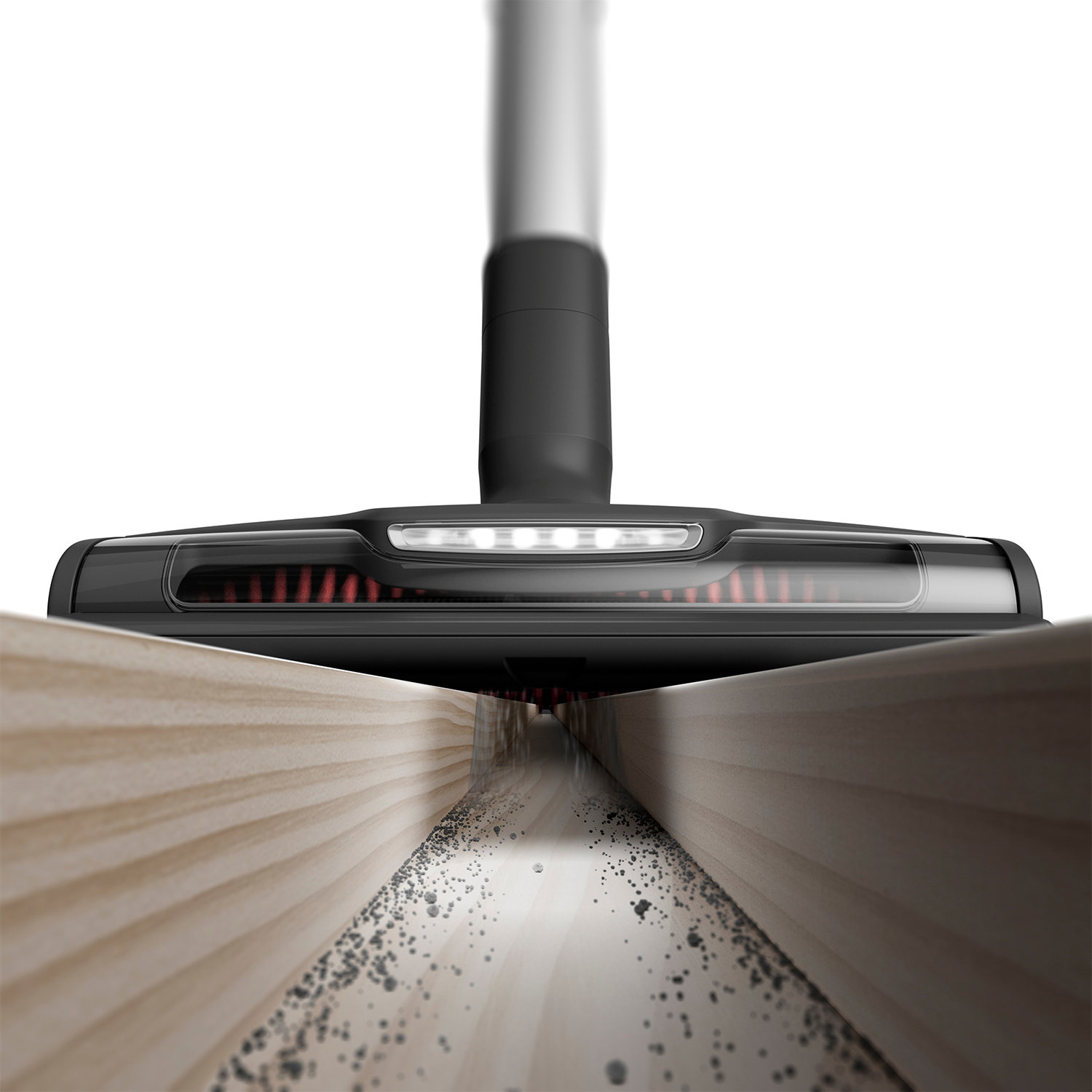 Testa dell'aspirapolvere che pulisce una scanalatura di legno, rimuovendo la polvere.