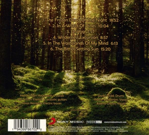Albumcover in einer Waldkulisse mit Text, der Songs und Künstlerinformationen auflistet.