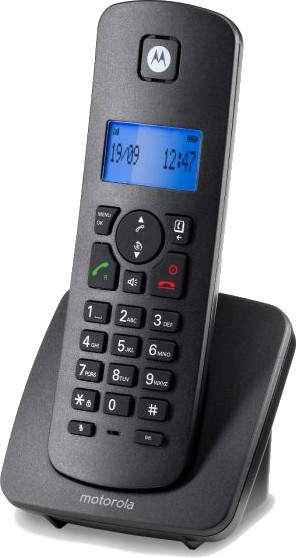 Téléphone sans fil noir sur sa base. L'écran affiche la date et l'heure.