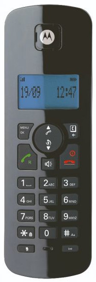 Un téléphone sans fil noir avec un écran affichant la date et l'heure, avec des boutons et un logo Motorola.