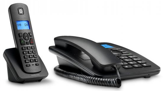 Téléphone sans fil noir avec une base et un combiné séparé sur fond blanc.