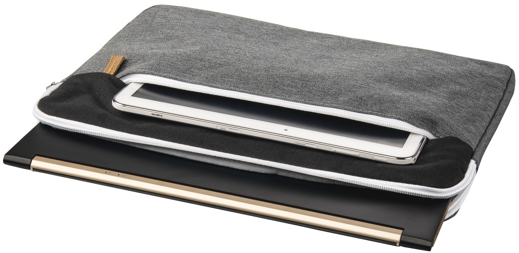 Laptop egy szürke tokban, egy tablettel az elülső zsebben.