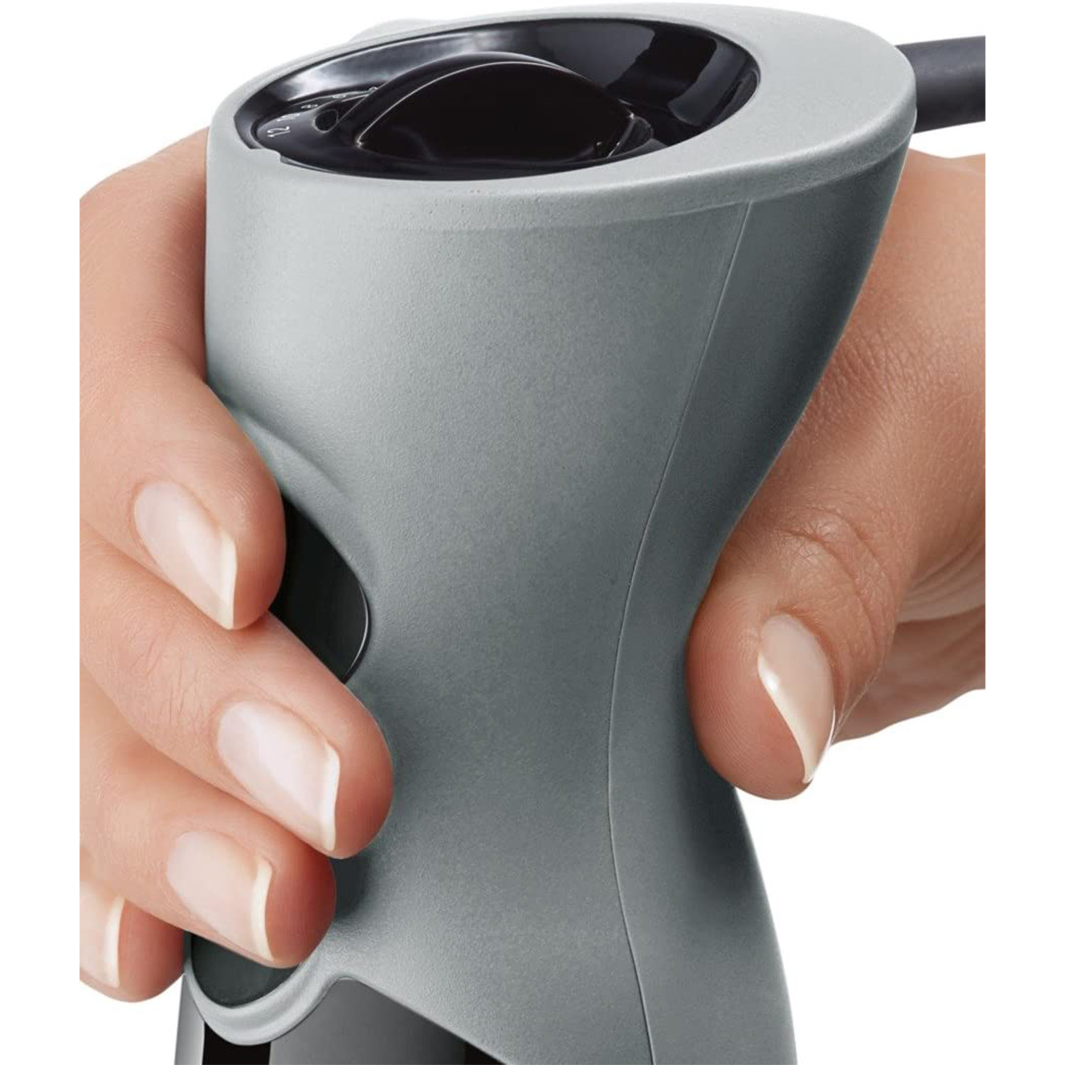 Una mano che tiene un frullatore a immersione grigio e nero con un pulsante nero sul lato.