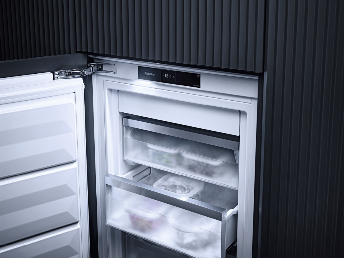 Im Inneren eines Miele-Kühlschranks sind zwei Schubladen zu sehen, mit einer Digitalanzeige von -18°C.