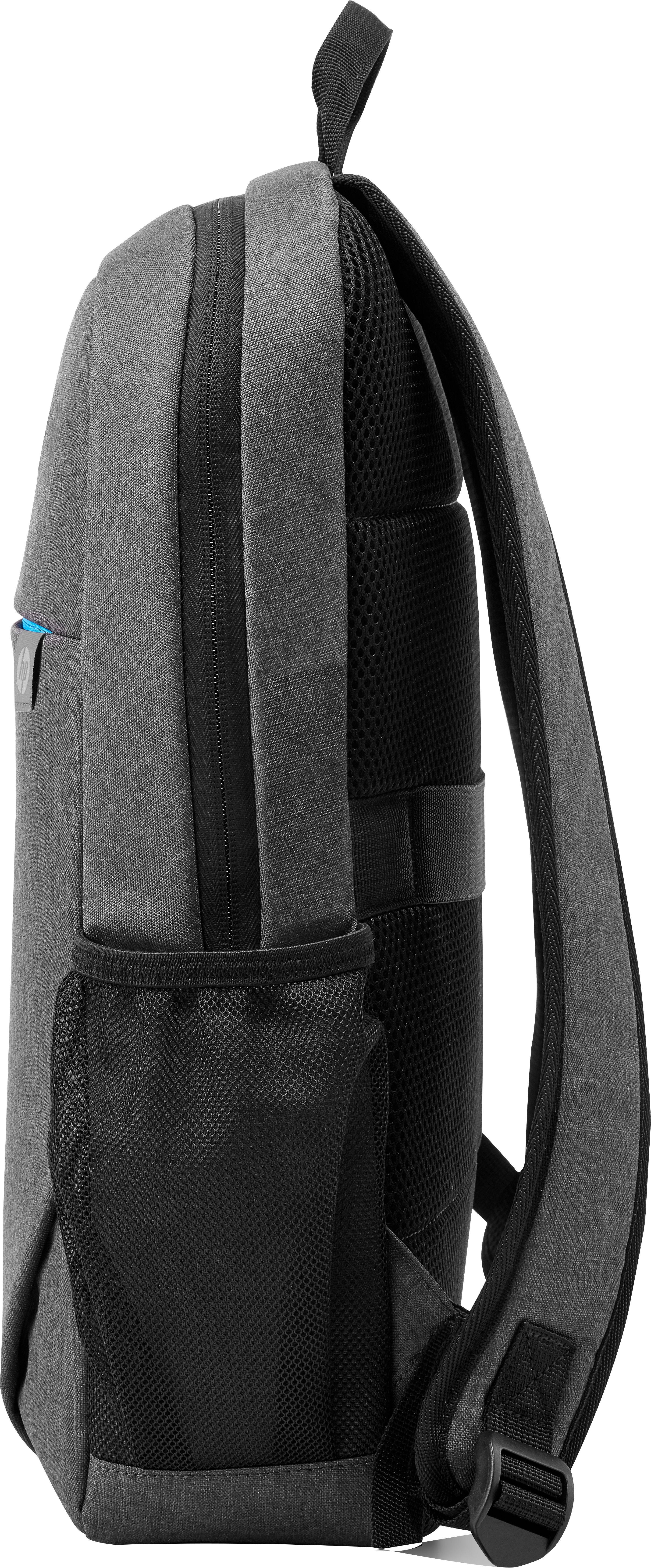 Mochila gris, vista lateral. Cuenta con un bolsillo de malla, cremallera y correas ajustables.