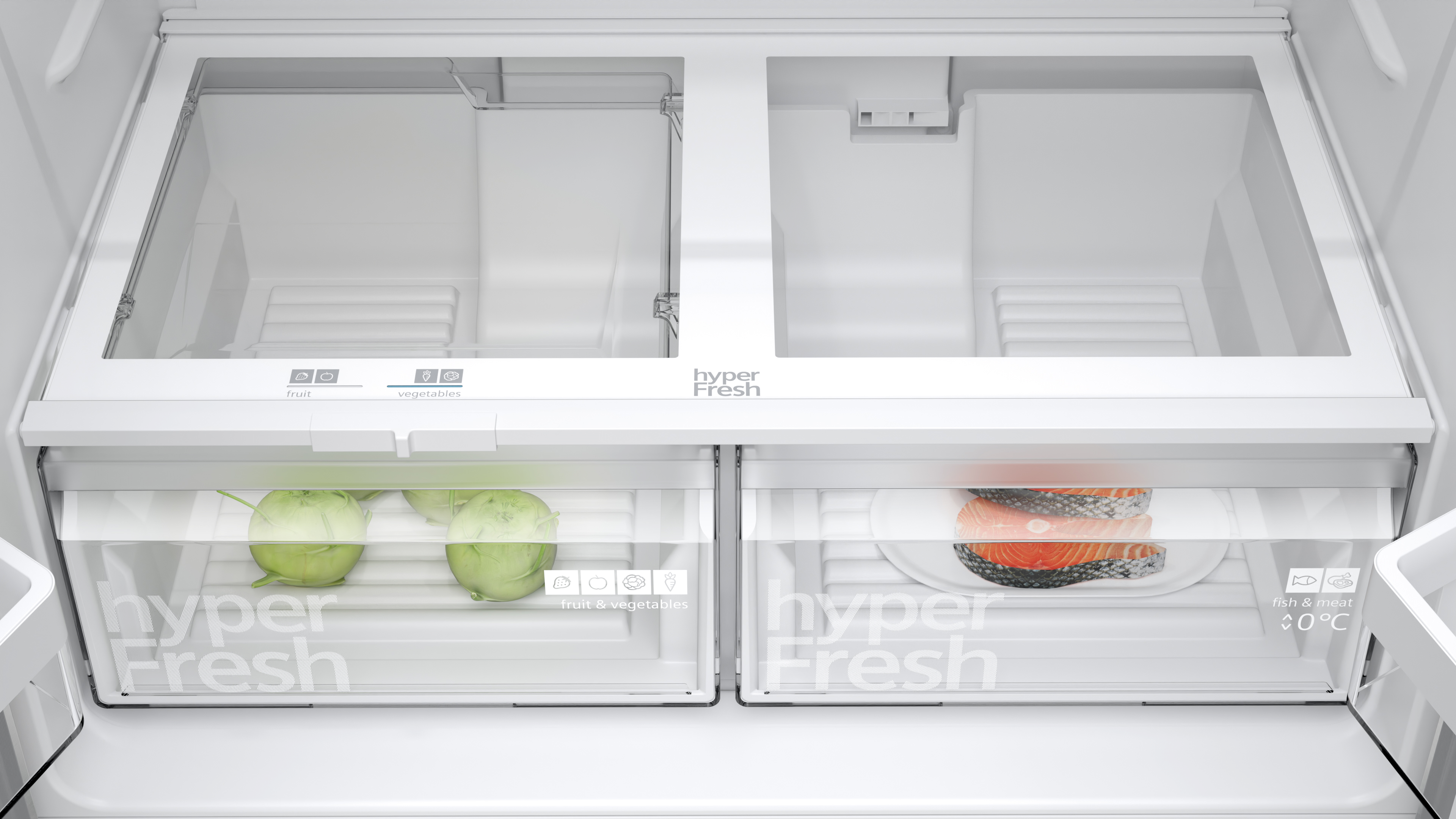 Kühlschrankinnenraum mit zwei Schubladen: Gemüse und Fisch. Regale darüber. Transparente Türen.