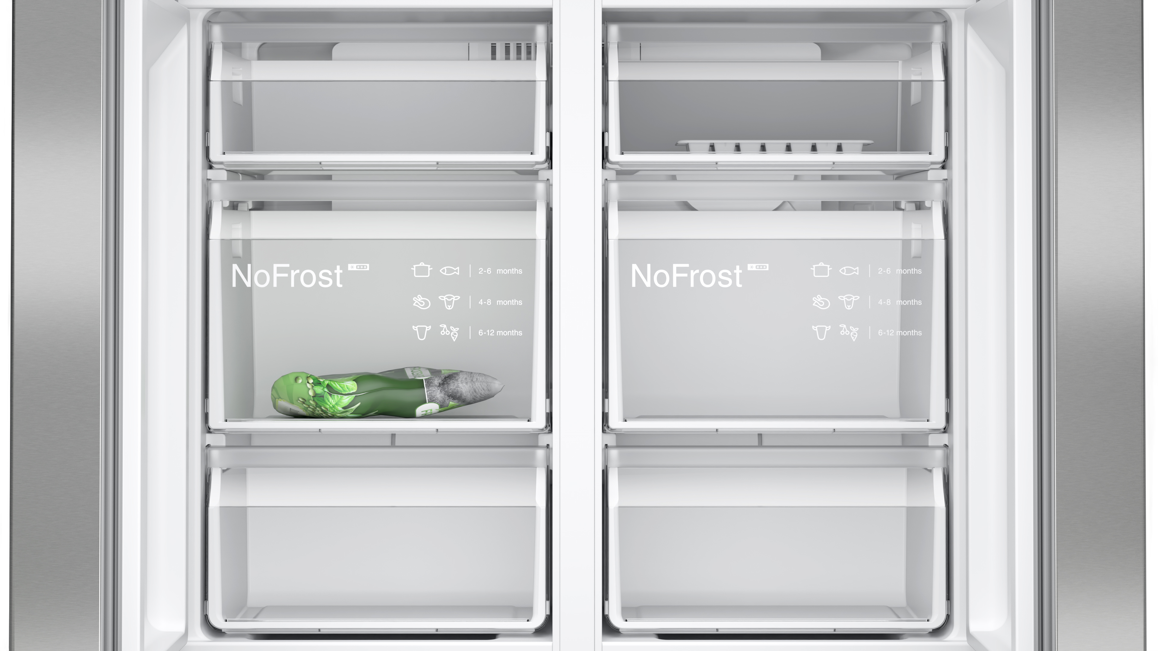 Kühlschrankinnenraum. Zwei Fächer mit Schubladen. Eine Schublade enthält ein grün verpacktes Produkt. NoFrost-Etikett sichtbar.
