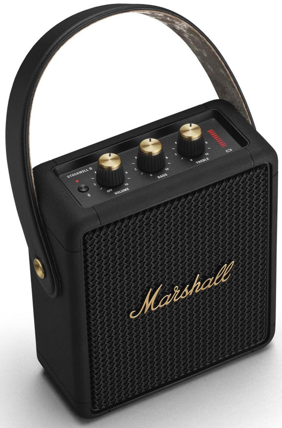 Un haut-parleur Marshall noir avec des boutons dorés et une poignée en cuir. Le logo est doré.