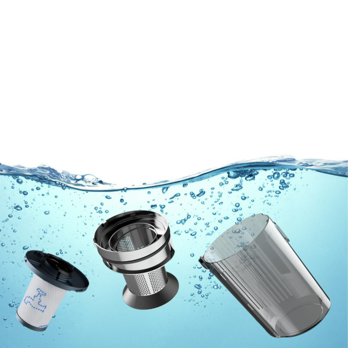Staubsaugerteile in blauem Wasser versenkt. Es gibt drei Teile: einen Filter, ein Metallteil und einen transparenten Becher.
