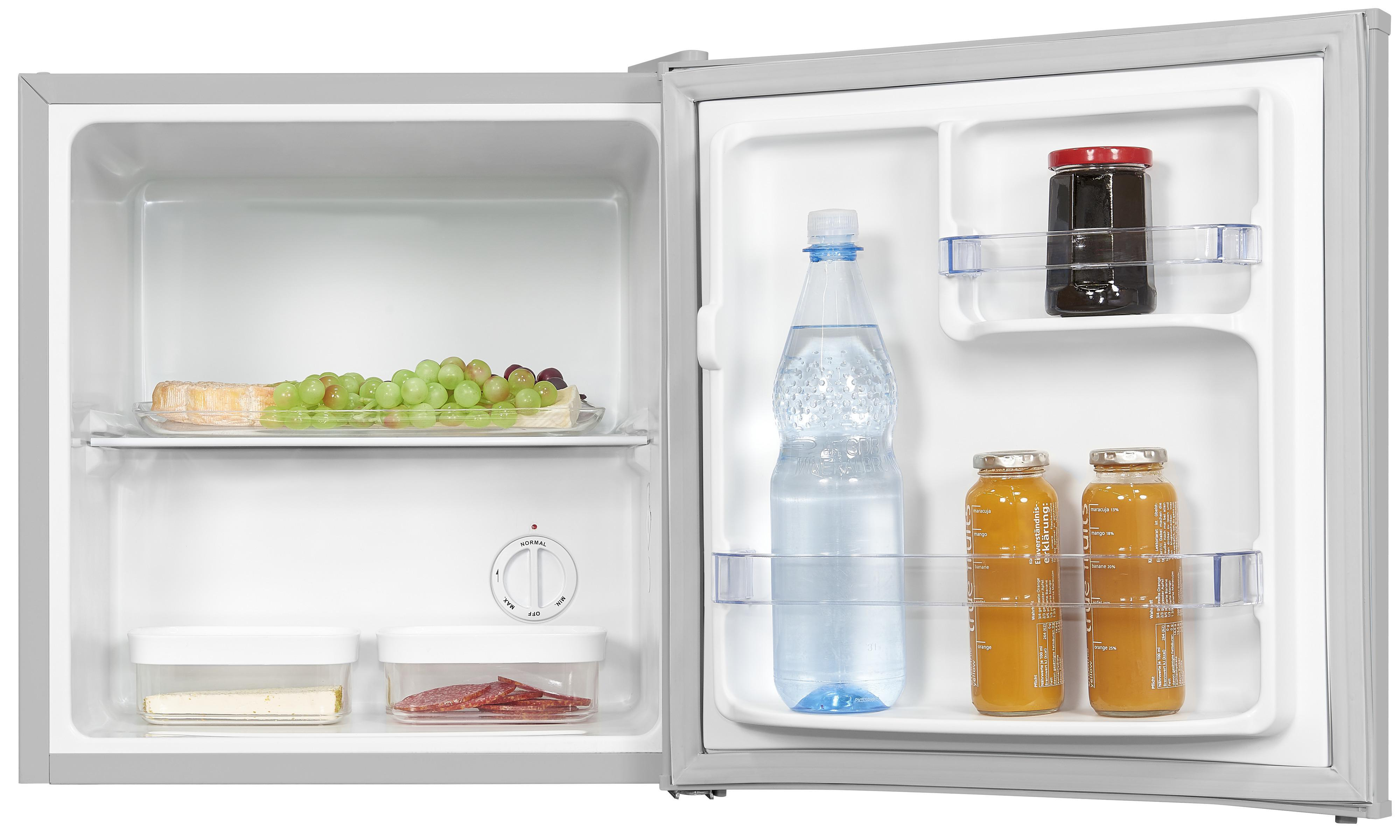 Kühlschrank-Innenraum mit Lebensmitteln: Trauben, Käse, Flasche, Saft und Gläsern.