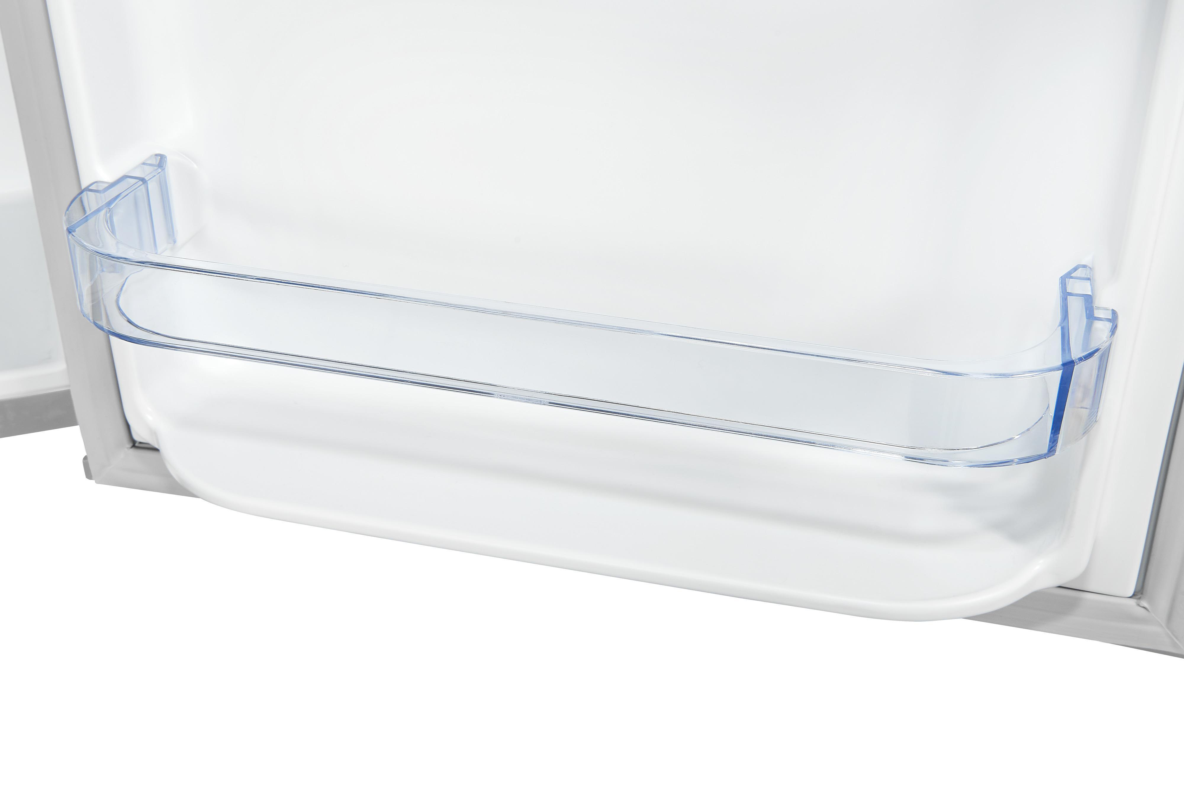 Ein transparentes, blaues Regal im Inneren eines weißen Kühlschranks. Es ist ein einfaches, offenes Regal.