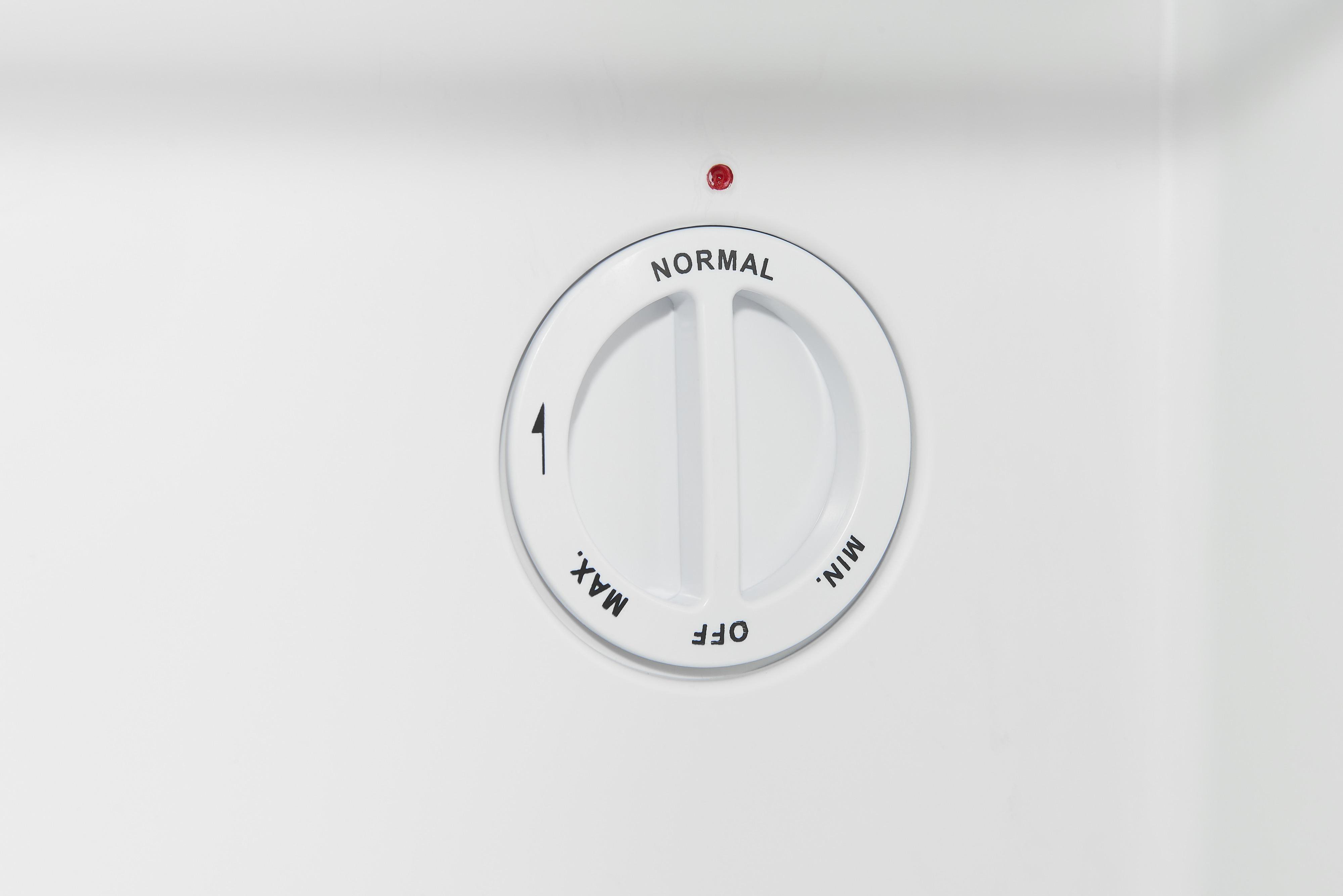 Weißes Zifferblatt mit Text: Normal, Min, Max, Aus. Ein rotes Licht befindet sich über dem Zifferblatt.