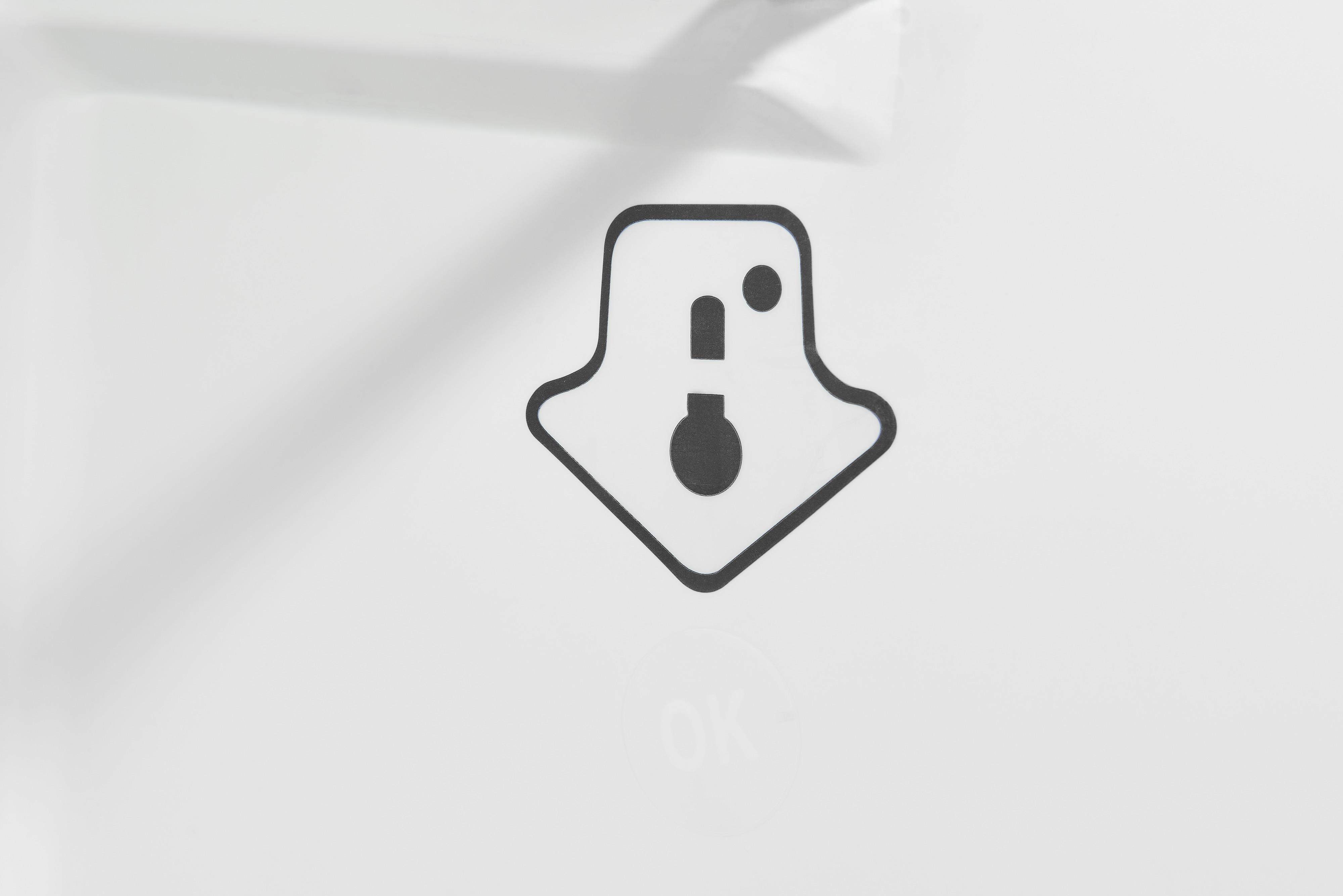Nahaufnahme einer weißen Oberfläche mit einem Pfeilsymbol nach unten.