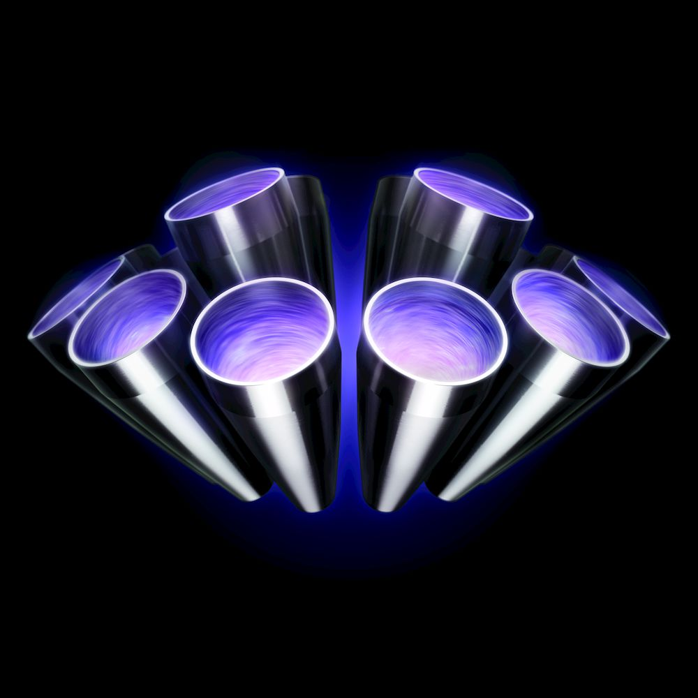Imagen de una estructura metálica en forma de cono, con luz morada.
