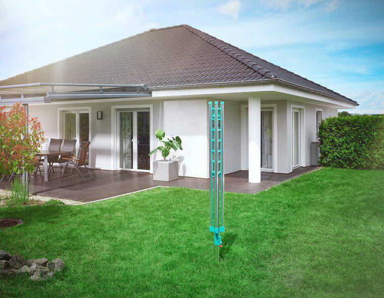 Ein modernes Haus mit Rasen, Terrasse und Wäscheleine im Vorgarten.