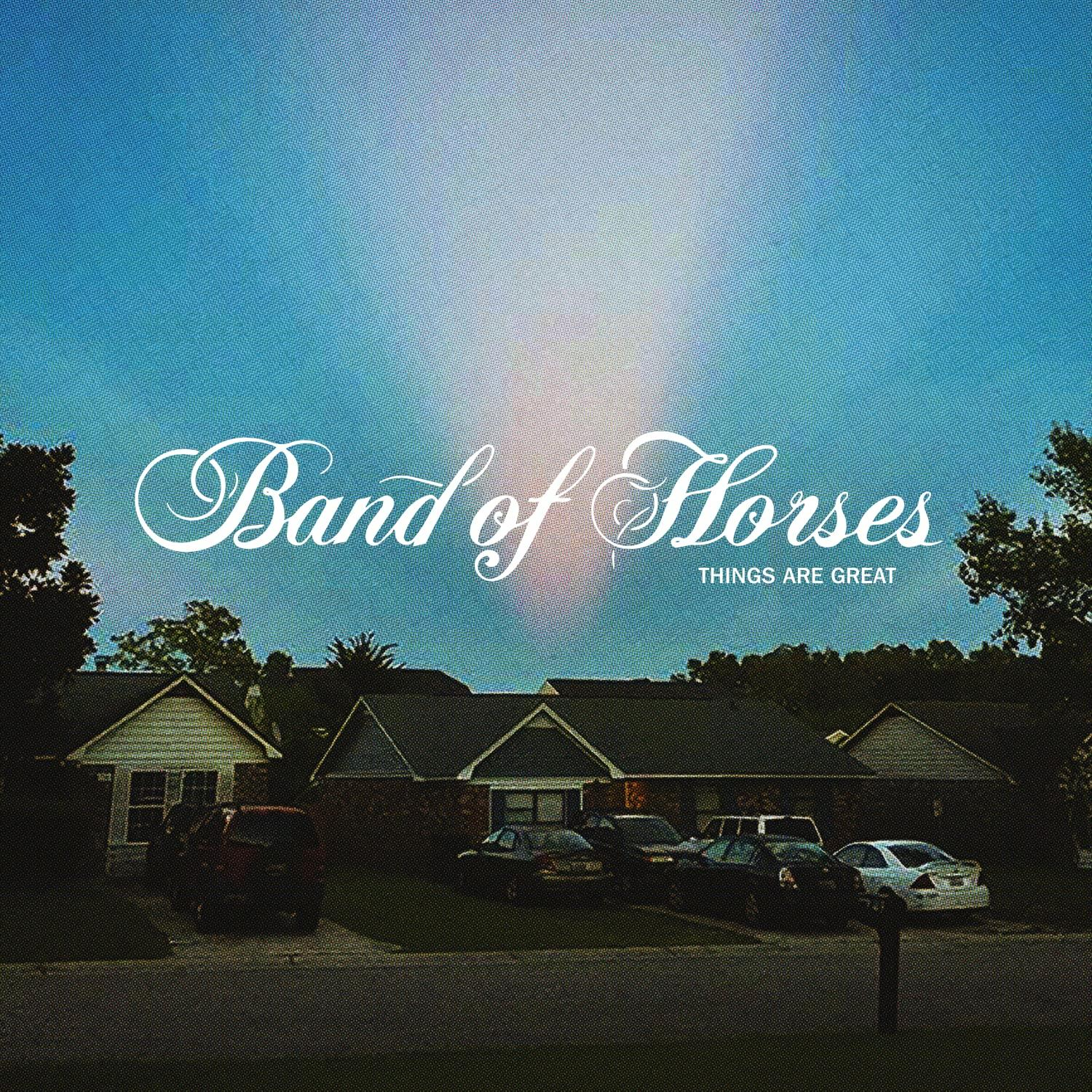 Band of Horses Albumcover. Häuser im Hintergrund, Autos davor, Himmel mit Lichtausbruch.