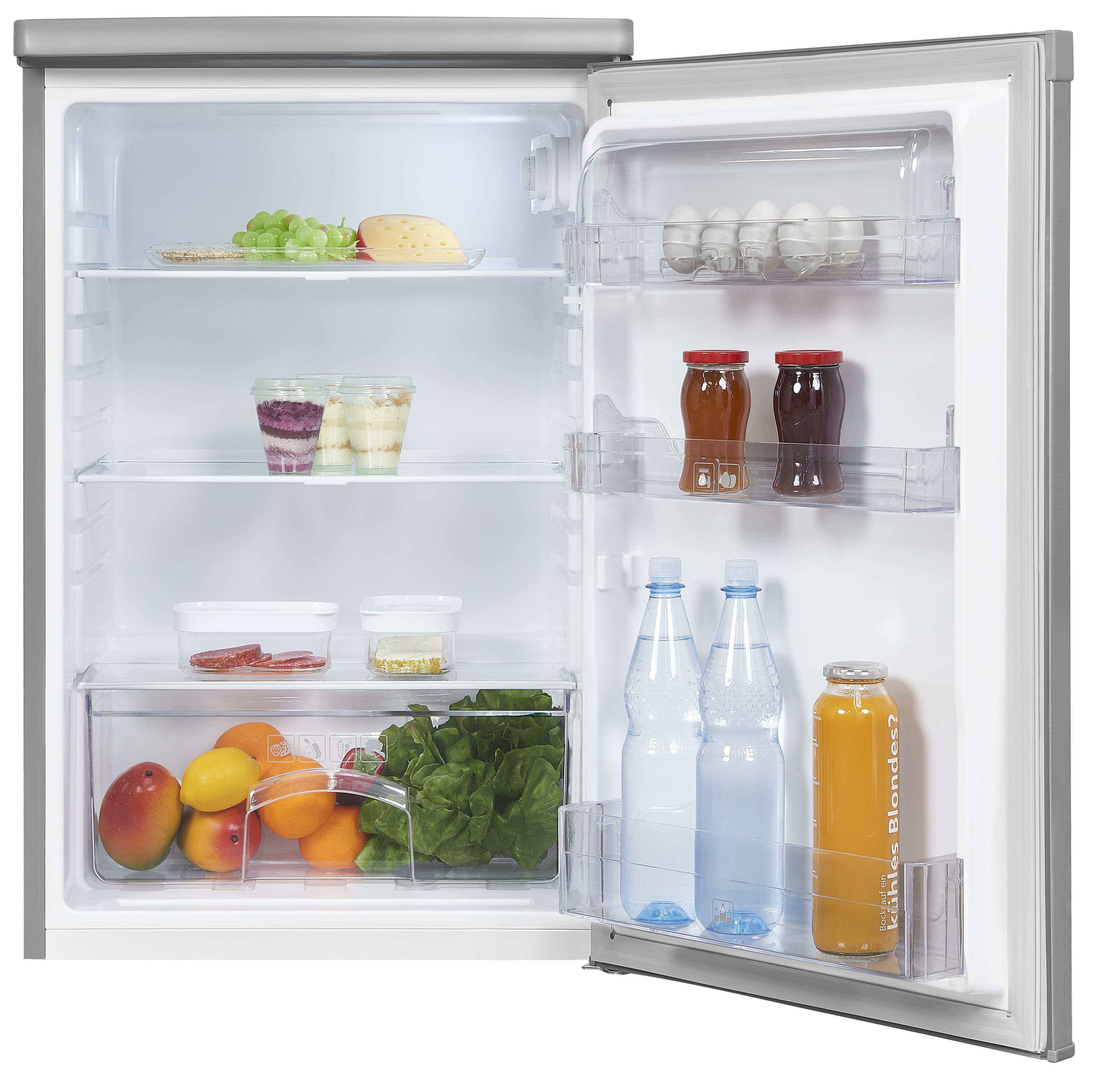 Geöffneter Kühlschrank mit Lebensmitteln gefüllt: Obst, Joghurt, Eier, Saftflaschen und Gemüse.