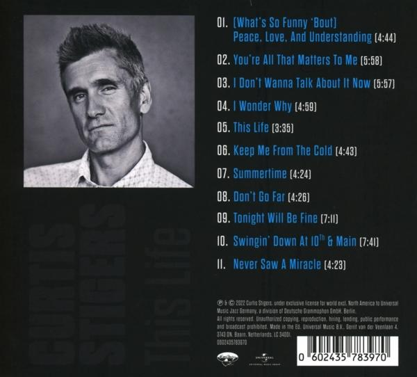 Achterkant van een cd met tekst en foto van een man.