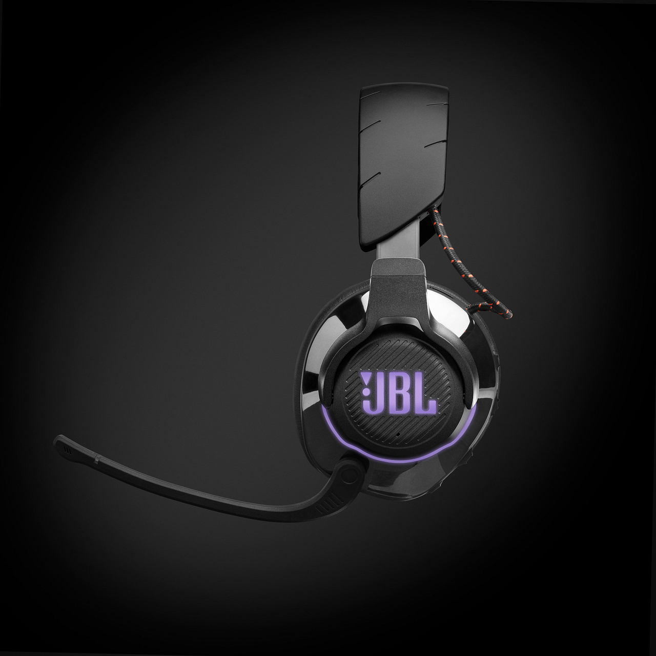 Schwarzes JBL Gaming-Headset mit Mikrofon. Der Markenname ist sichtbar. Dunkler Hintergrund, lila Licht.