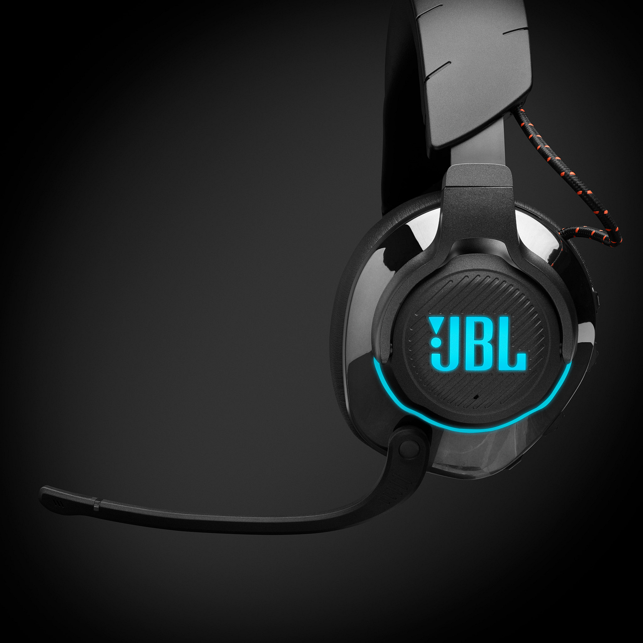 Ein schwarzes JBL Gaming-Headset mit blauem Leuchten.