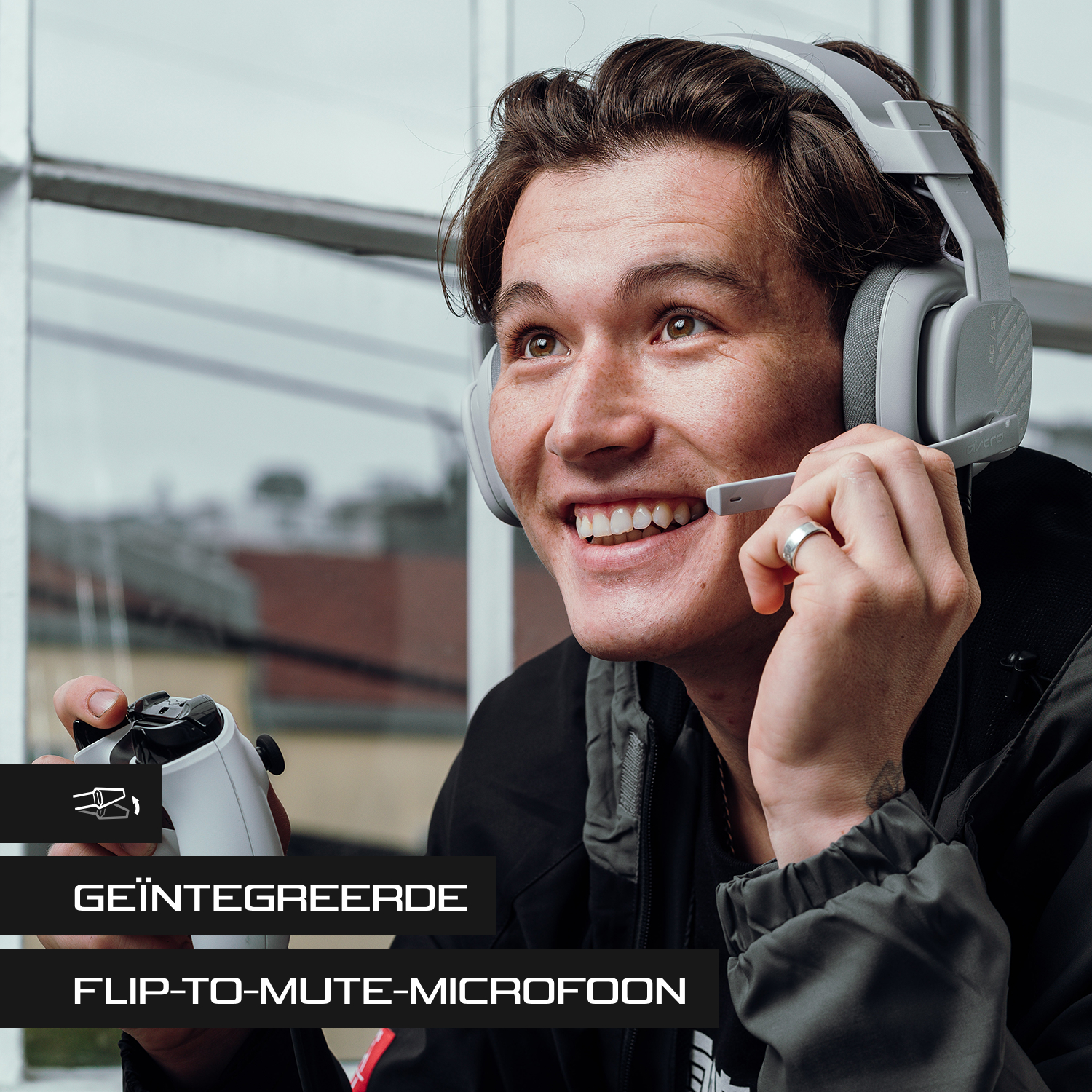 Jonge man met headset, controller vasthoudend. Tekst: 'Geïntegreerde flip-to-mute-microfoon'.