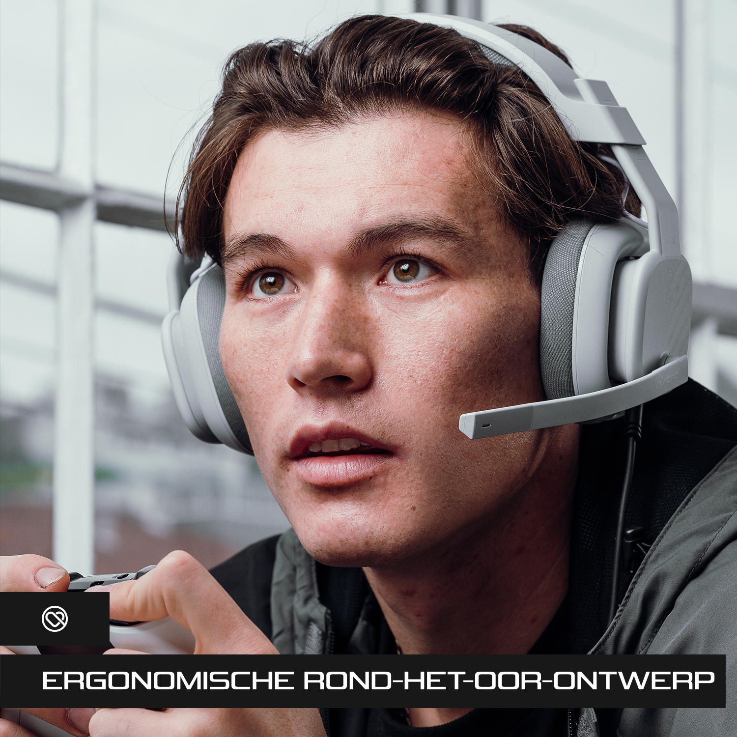 Man met headset, kijkt naar scherm, tekst: ergonomisch ontwerp.