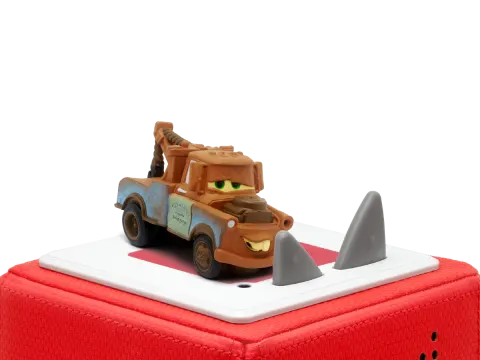 Ein Spielzeugauto von Mater auf roter Basis mit Haifischflossen, auf weißem Hintergrund.