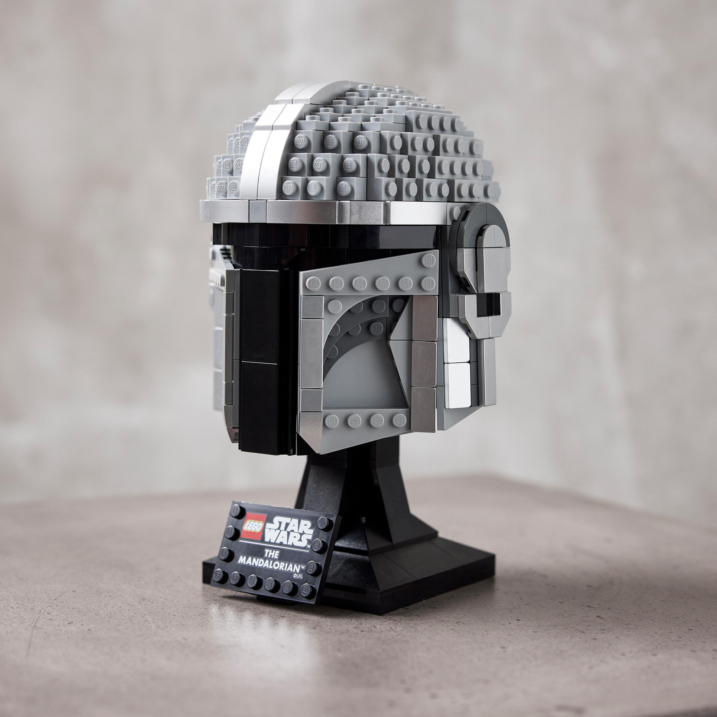Lego Mandalorian-Helm auf dem schwarzen Ständer.