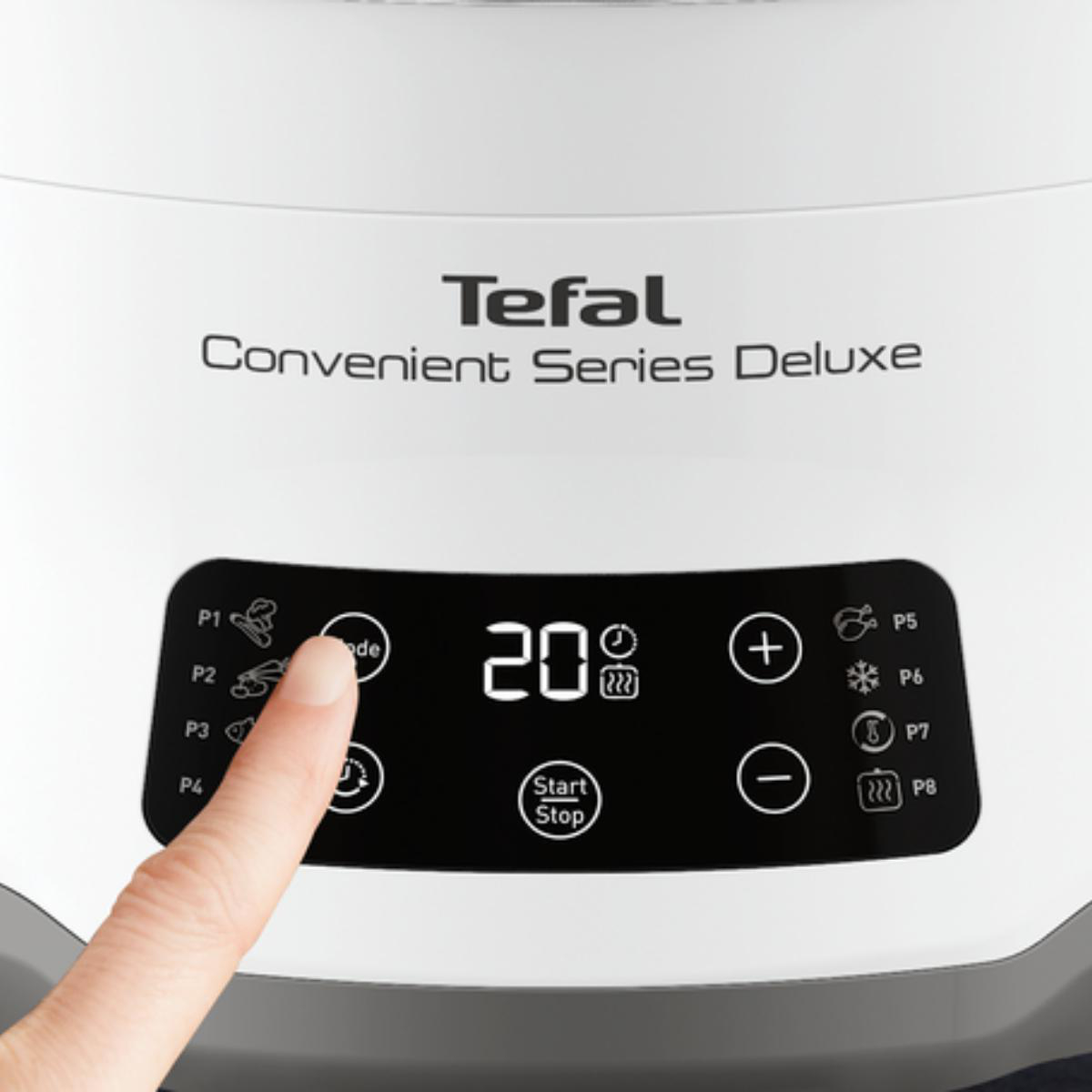 Eine Hand, die eine Taste auf einem Tefal Convenient Series Deluxe drückt.