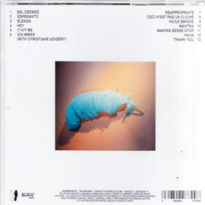 CD-Cover mit Text und einem blauen Federdesign in der Mitte.