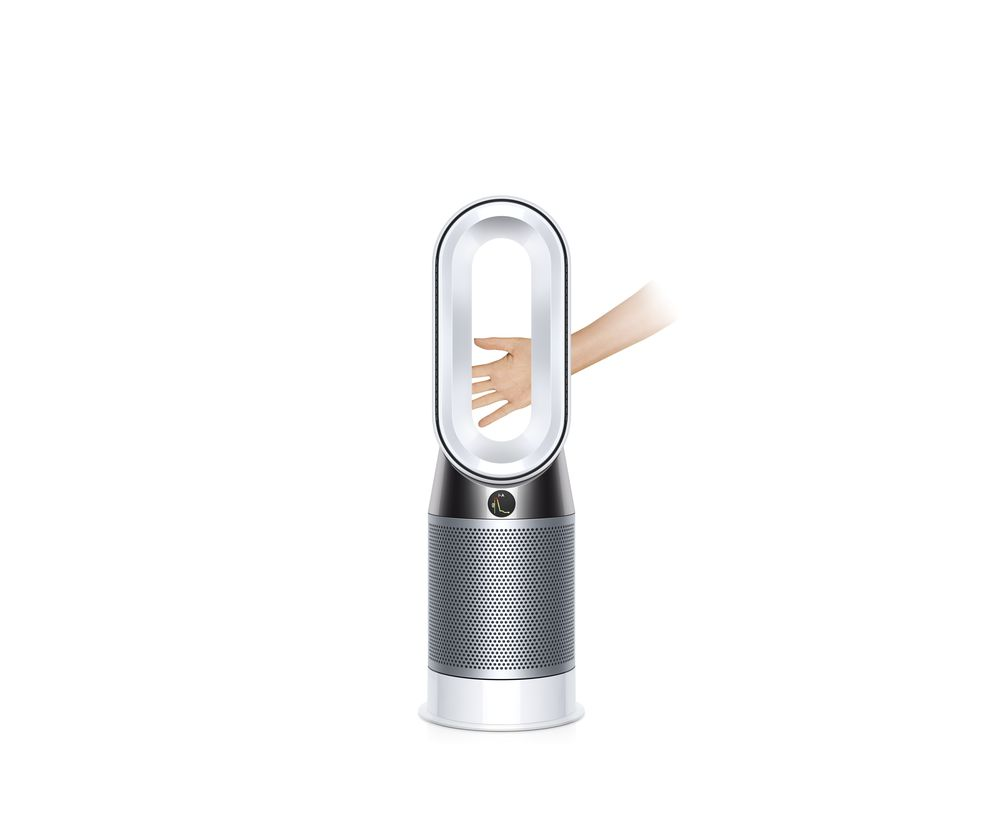 Purificador de aire Dyson con una mano que se acerca al anillo. Diseño blanco y gris.