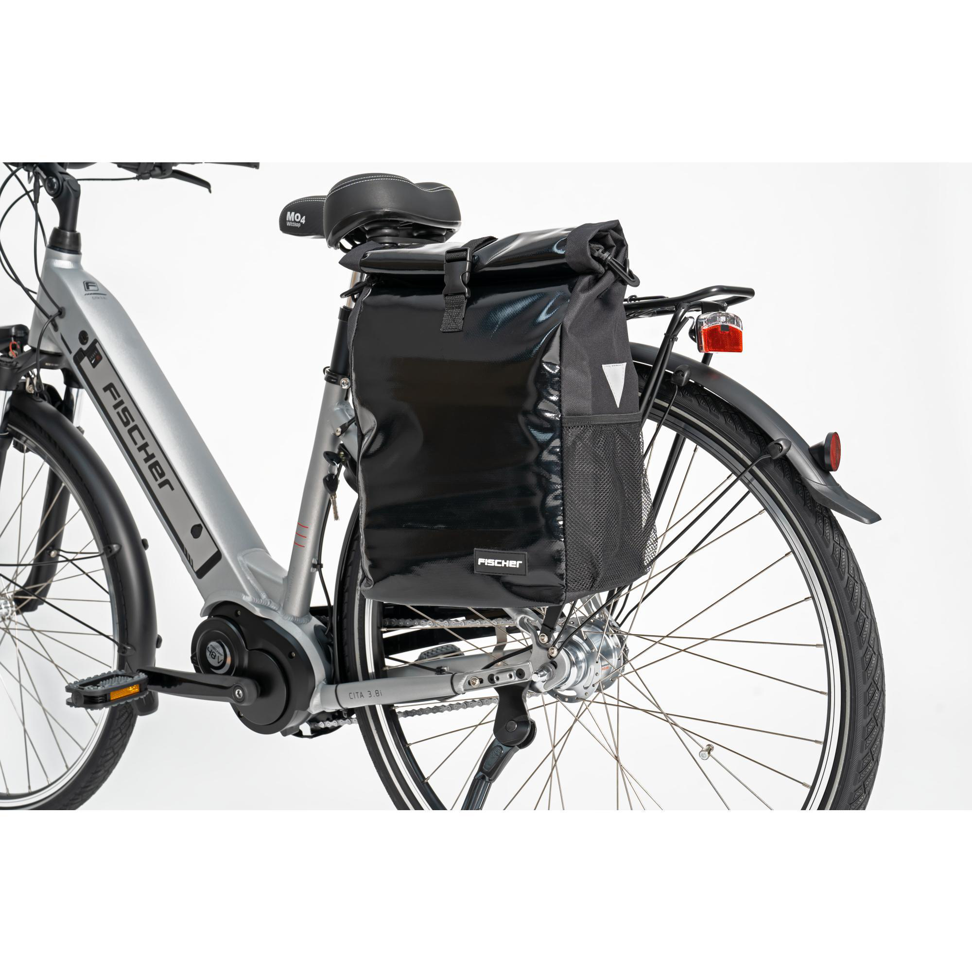 Silbernes Elektrofahrrad mit schwarzer Gepäckträgertasche am Heckträger befestigt.