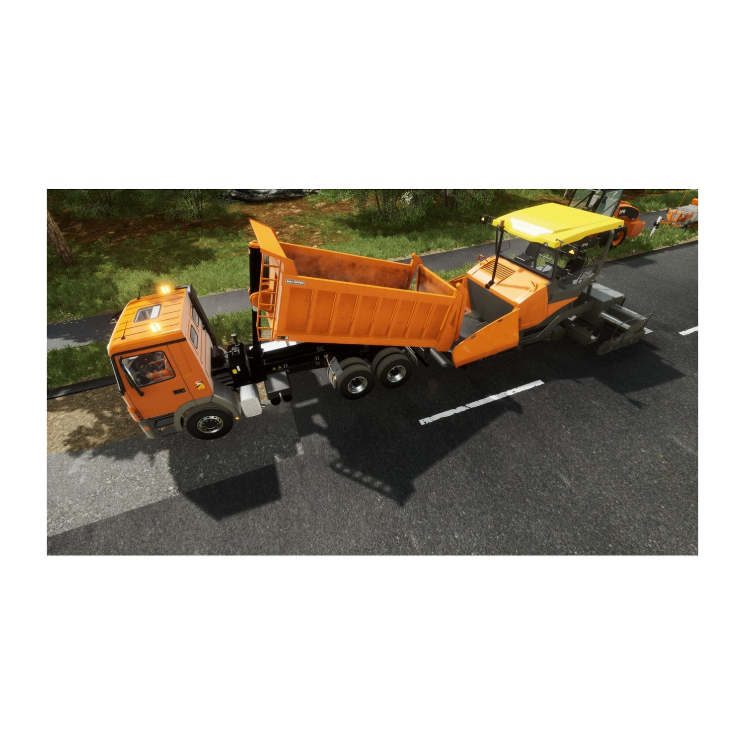 Camión volquete naranja y máquina pavimentadora trabajando en la carretera.
