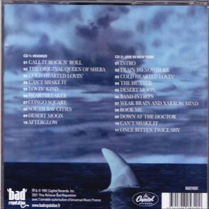 Album-Rückseite mit Text und einer Haifischflosse im Meer.