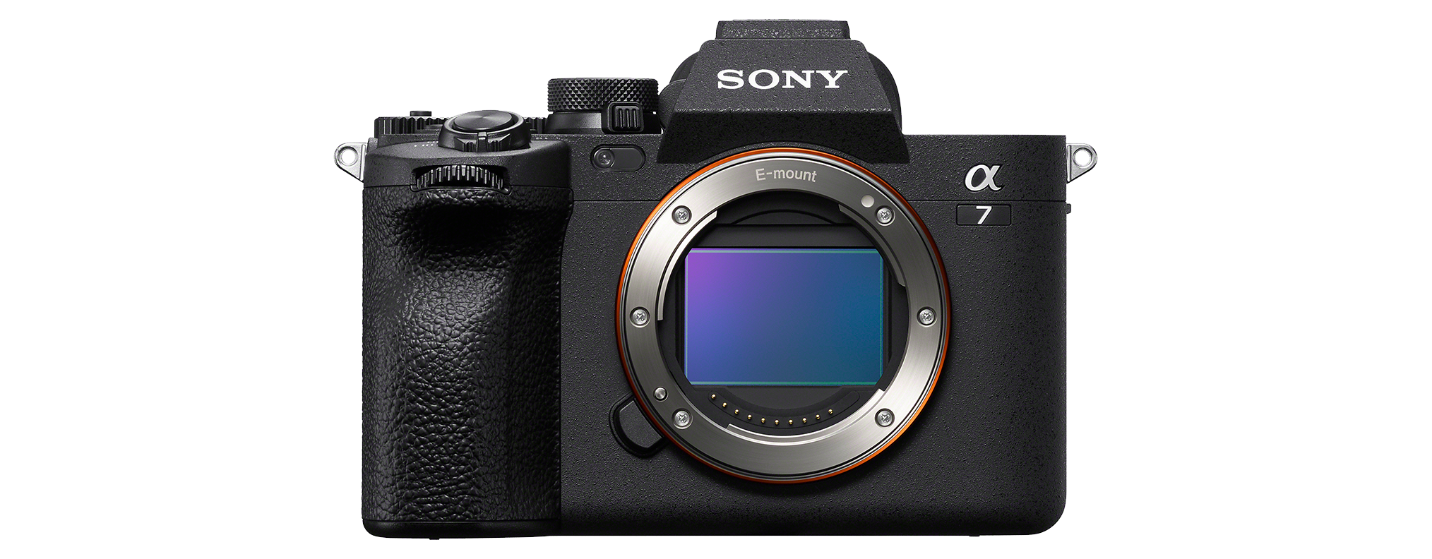 Eine schwarze Sony Alpha 7 Kamera, mit geöffnetem Objektiv, auf schwarzem Hintergrund.