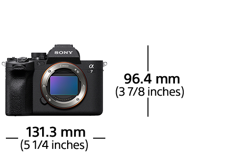 Eine schwarze Sony Alpha 7 Kamera, mit einer Seitenmessung von 131,3 mm.