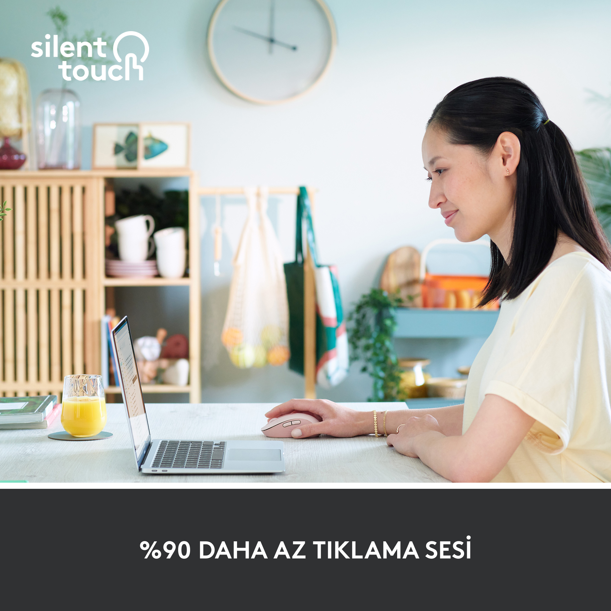 Kadın, bir fare ile bir dizüstü bilgisayar kullanıyor. Alttaki metin: '%90 DAHA AZ TIKLAMA SESI'.