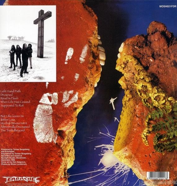 Albumcover mit Kreuz und Menschen im Schnee. Roter und blauer Hintergrund. Text und Logo.