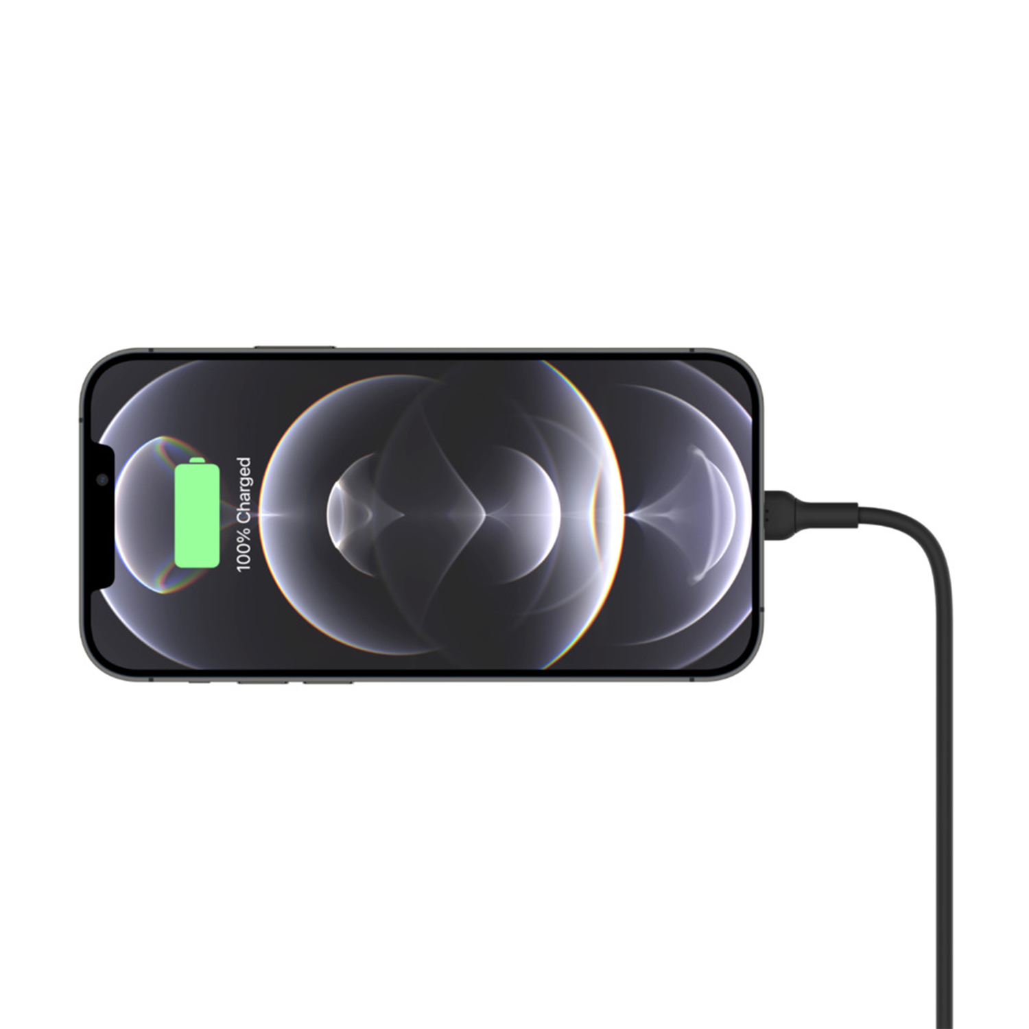 Uno smartphone in carica al 100% con un cavo di ricarica, su sfondo bianco.